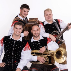 Skupino Kresovci sestavljajo Jernej Verhnjak, Klemen Krivec, Tine Naveršnik in Lovro Tominc