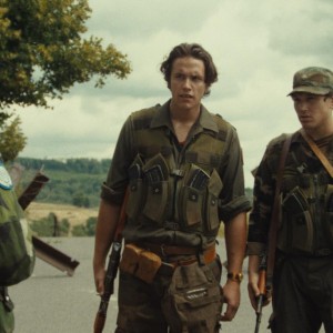 Vredno življenja se osredotoča na štiri mlade švedske vojake, ki so poslani v bosansko vas Stupni Do