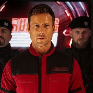 Film Tekač: Glen Powell beži pred najetimi morilci kot eden od tekmovalcev v resničnostnem šovu