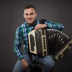 Timoteju Lukežiču je frajtonarica zvesta spremljevalka na vseh nastopih