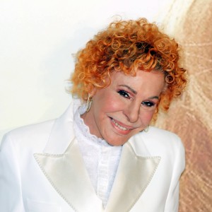 V mladosti je najprej navduševala kot gledališka igralka, kaj kmalu zatem se je podala v svet glasbe