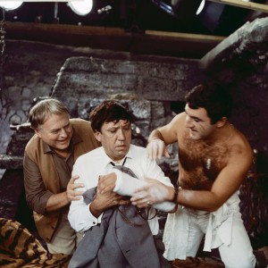 Diamantna roka - !!!!!Semjona tihotapci zamenjajo za kurirja in mu v mavec skrijejo diamante in zlat