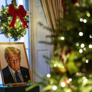 Melanija Trumo, Bela hiša, božič - !!!Med okraski je tudi lego portret predsednika Donalda Trumpa