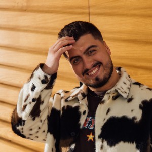 Luka Sešek še vedno išče Njen\' Ime, kot tudi prepeva v istoimenski pesmi