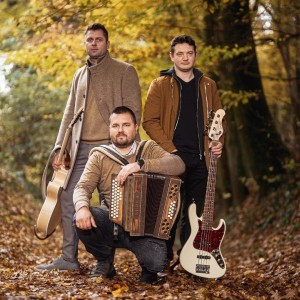 Ansambel Prva liga z glasbo prebuja tako veselje kot globoka čustva