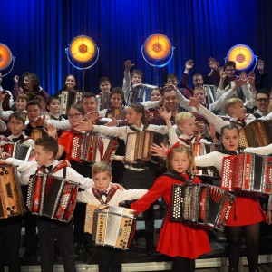 V skladbi so se povezali učenci in mentorji Glasbene šole Bučar, kar je dalo celotnemu projektu pose