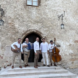 Podnaslov prireditve Noč Modrijanov 2026 je Ritem življenja, glas srca, pravijo priljubljeni glasben