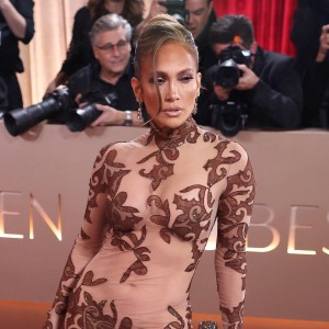 Jennifer Lopez ne more iz svoje kože – vse bolj je nedostopna in vzvišena