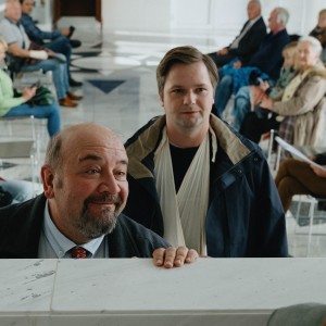 Film prepleta kriminalne zaplete z vsakdanjimi situacijami, ki so nevarno blizu resničnosti