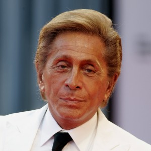 Valentino Garavani sam v svojem značilnem slogu: zadržan, eleganten in brezčasen, tako kot njegove stvaritve