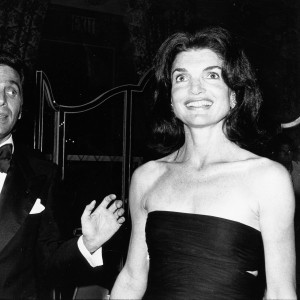 Jacqueline Kennedy Onassis v družbi Valentina ob prihodu v London, 21. junij 1976