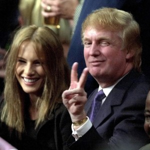 Donald Trump in Melania Knauss v prvi vrsti spremljata tekmo finala vzhodne konference lige NBA med New York Knicks in Indiana Pacers v dvorani Market Square Arena, leta 1999