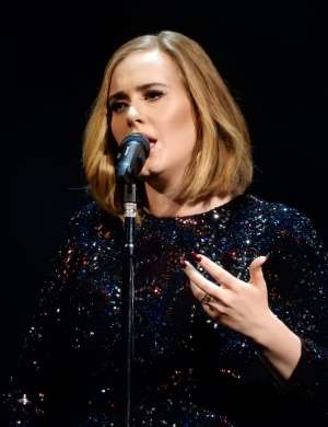 Mar njen prstan govori o tem, da se je Adele v tajnosti poročila?
