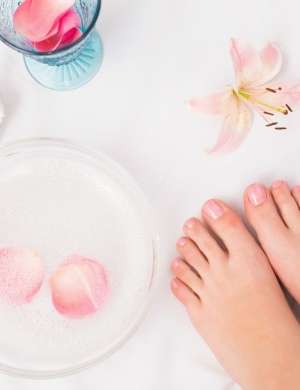 Če imate težave s suho, debelo in grobo kožo na stopalih, je ključnega pomena, da jim posvetite vsakodnevno nego.
