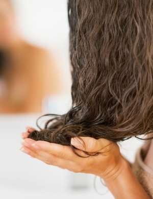 Sušenje las s sušilnikom zelo škoduje, zato si jih posuši naravno, kadar je le mogoče.