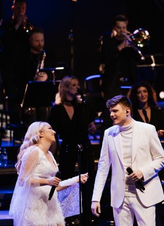 Nocoj ob 20.00 koncertni spektakel Steklasika z Urošem in Tjašo!