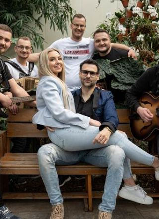 Ansambel Utrip piha na dušo dekletom s polko  "TI SI MOJ CVET"
