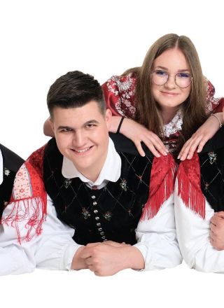 Po uspešnem nastopu na Alpskem večeru, Vetrnjaki s prvim valčkom