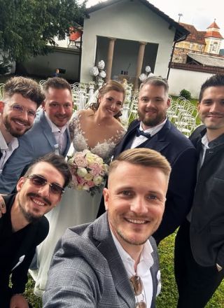 Poskočni Martin Juhart je skočil pred oltar! Blaž Švab v vlogi priče.