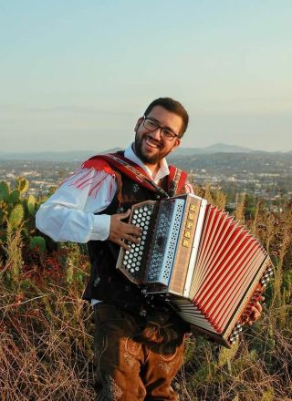 Brez slovenskih korenin popolnoma zaljubljen v harmoniko in Slovenijo