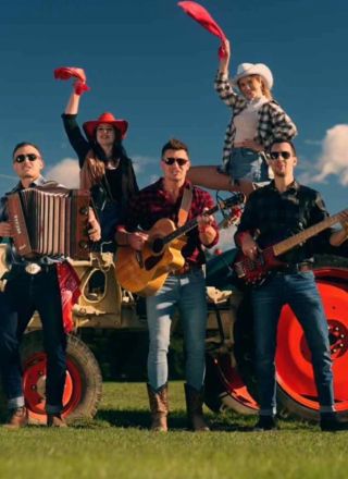 Gadi na plesišča pošiljajo novo polko, Anže pa maratoniko v tujino