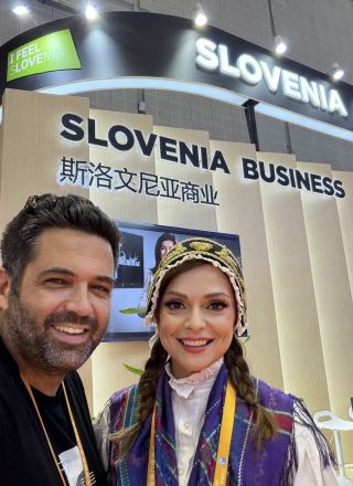 Natalija Verboten na Kitajskem predstavljala Slovenijo v narodni noši