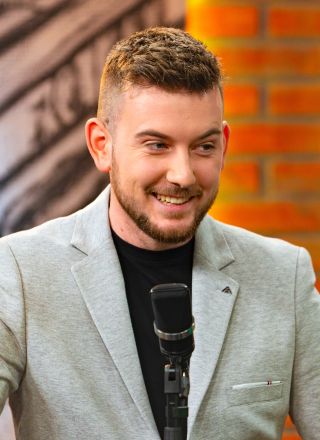 Kot prvi dan: Domen Kljun z novo pesmijo o ljubezni, ki ne ugasne