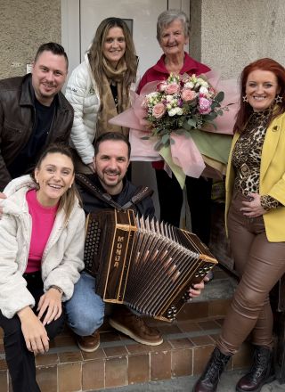 Veseljaki za okroglih 90 let presenetili zvesto poslušalko Elico