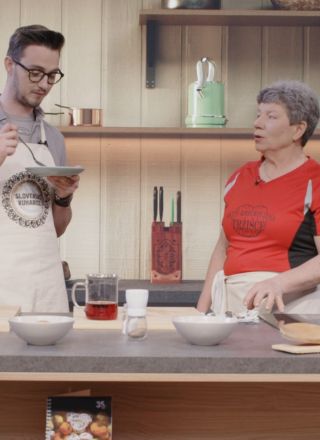 Pražen krompir s klobaso in cvičkom: domača jed z okusom Dolenjske