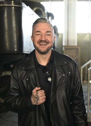 Ne boste verjeli, od koga si je Dejan Dogaja izposodil srajco za videospot