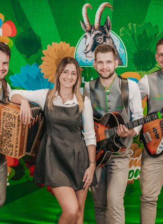 Hmelbojsi: ansambel z zgodbo o domači zemlji in prijateljstvu
