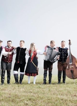 Mladi, a pogumni: Ansambel Miha Trčka osvaja festivalske odre
