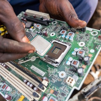 Na smetišču v Accri v Gani ljudje na robu družbe razstavljajo izrabljeno elektroniko, polno strupenih snovi.
