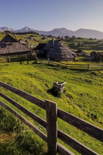 Velika planina, velike cene: nočitev tudi za ceno letalske karte