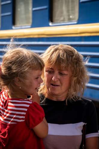 Ukrajinske begunce prodajajo pobeglim ruskim oligarhom