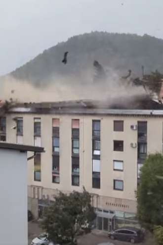 VIDEO: Pretresljivi posnetki iz Kranja, z bloka je odneslo celotno streho!