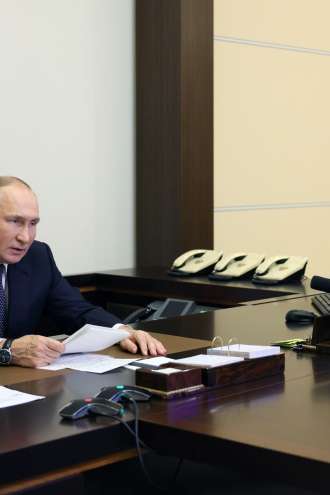 Putin odredil prevzem nuklearke v Zaporožju; operativno vodstvo preselil v Moskvo