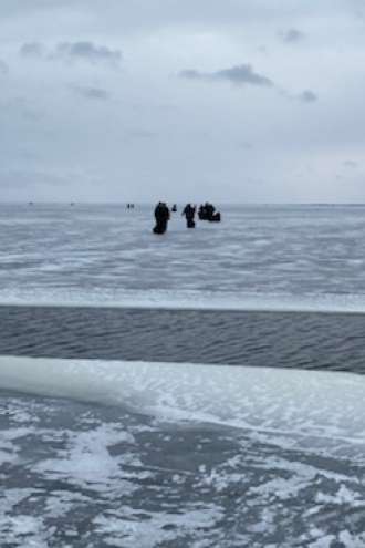 FOTO: 200 ribičev povsem nemočnih na ledeni plošči