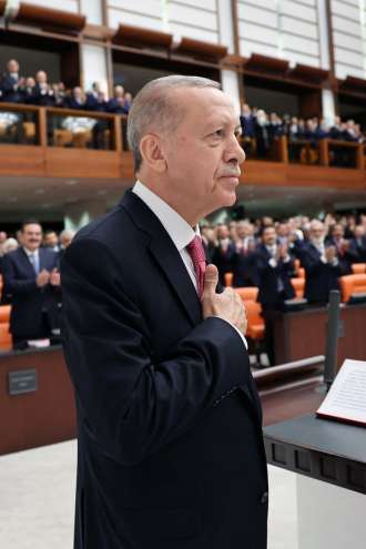 Erdogan zaprisegel ob salvah 101 pištole