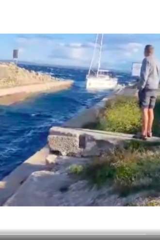 Video: Z jadrnico so želeli pred neurjem mirno zapluti v kanal, a se je načrt izjalovil