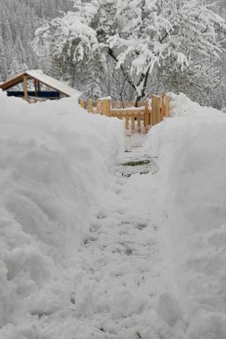 Foto: Po obilnem sneženju prihaja otoplitev, ponekod namerili okoli 60 cm snega