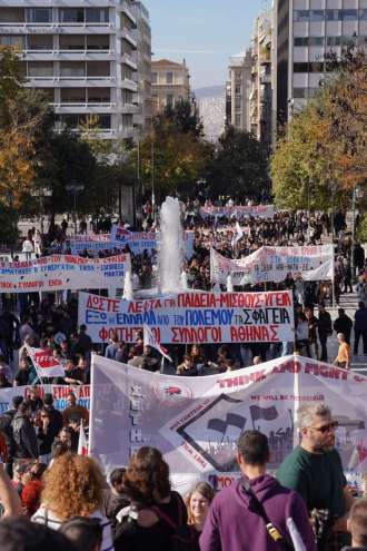 Foto: Grški delavci na ulice v tisočih, življenjski stroški so previsoki