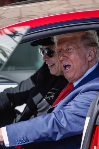 Trump se ne bo pogovarjal z Muskom, razmiščja o prodaji tesle