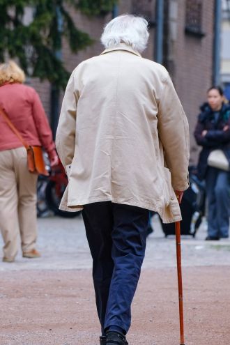 Vsi upokojenci naj bi prejeli zimski dodatek. Koliko?