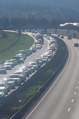 Na cestah zastoji v smeri turističnih krajev, najhuje v Ljubljani