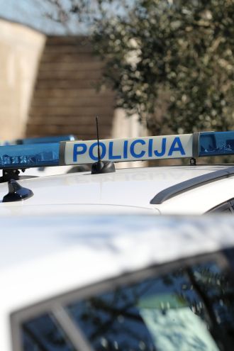 Policista od tujcev terjala plačilo celotne globe in v žep pospravila "polovičko"