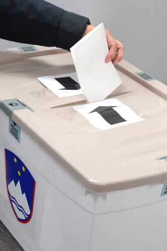 Na 2978 voliščih po Sloveniji referendumsko glasovanje o dodatku k pokojninam izjemnim umetnikom