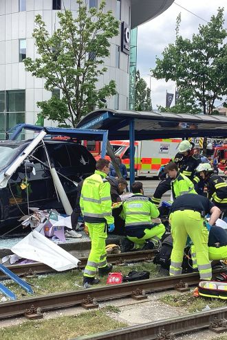 V Münchnu voznik zapeljal na postajo tramvaja, poškodovanih sedem ljudi
