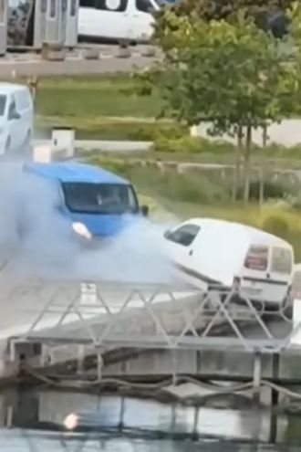 (Foto in video) Norišnica v puljski marini: kombi skoraj pristal v morju