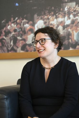 Uvedba sankcij proti sodnicam ICC: slovenska politika v bran Beti Hohler